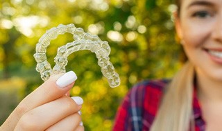 Teen shows off clear aligners